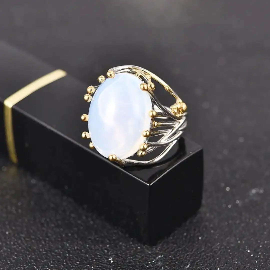 Anillo protagonista Aura Galáctica de piedra de luna — Carmen, Lucía & Rocío