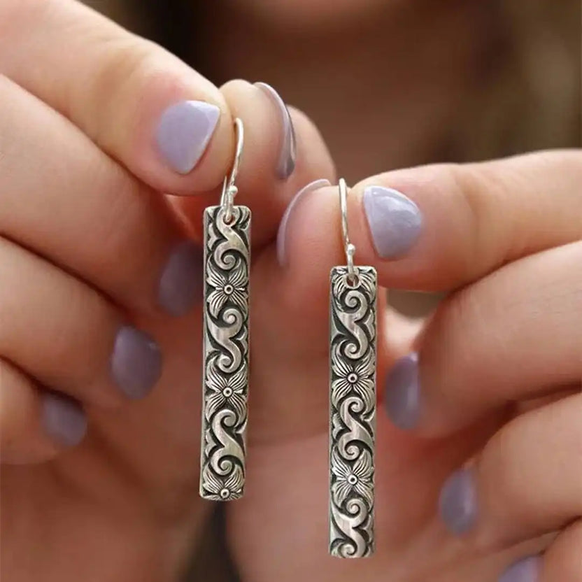 Pendientes clásicos de plata con barra de voluta