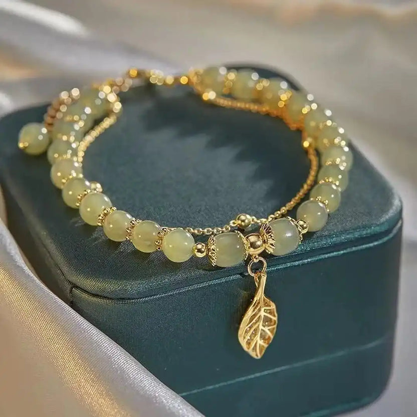 Exquisita pulsera de oro con jade verde