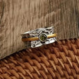 Anillo martillado de plata y oro con peridoto – imagen 3
