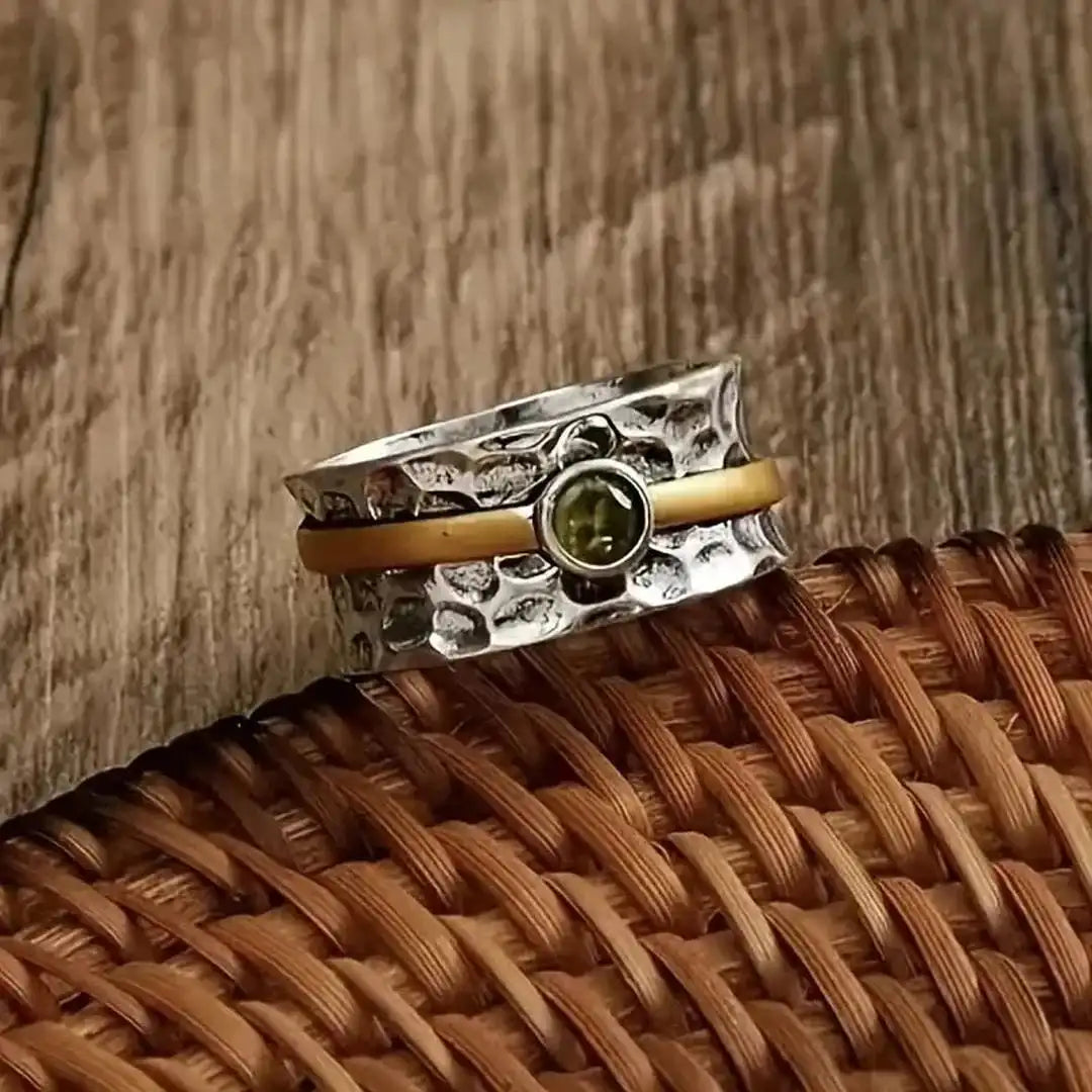 Anillo martillado de plata y oro con peridoto – imagen 3