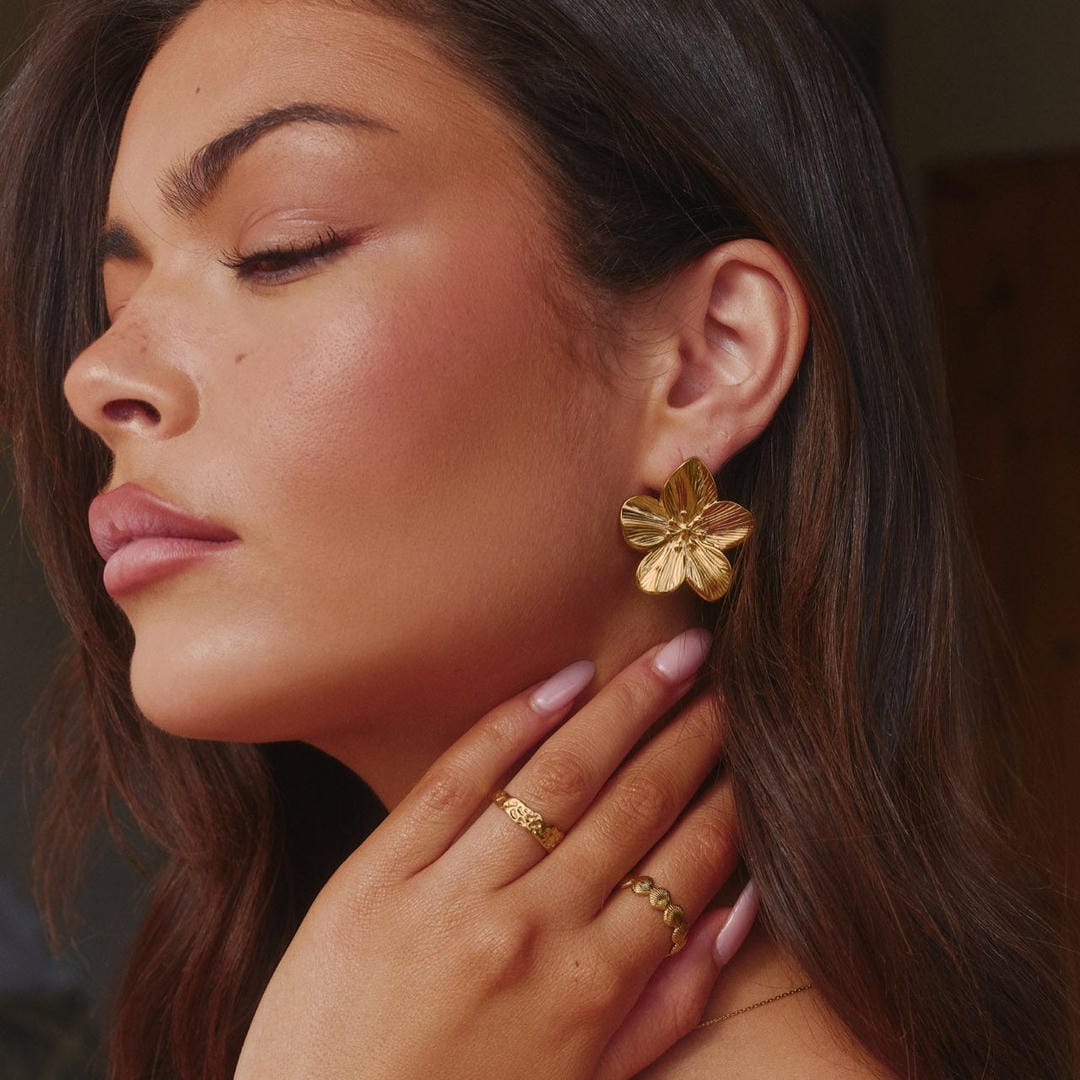 Pendientes florales dorados con estilo — Carmen, Lucía & Rocío