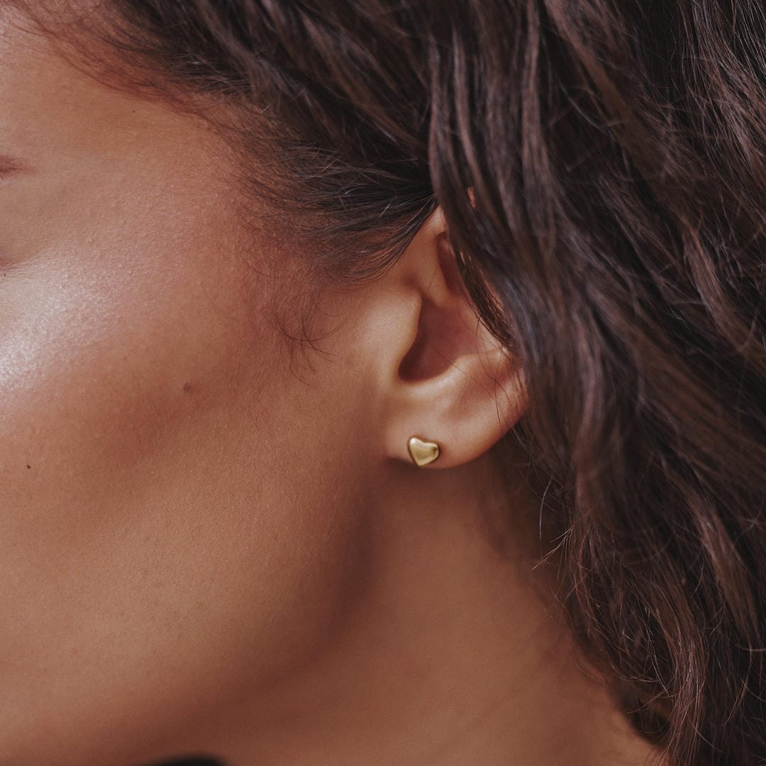 Pendientes mini corazón dorados con estilo – imagen 4