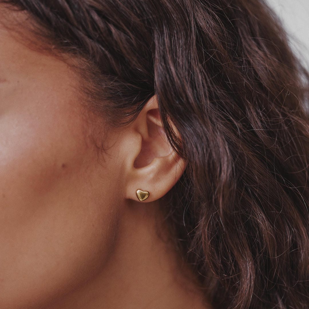 Pendientes mini corazón dorados con estilo – imagen 2