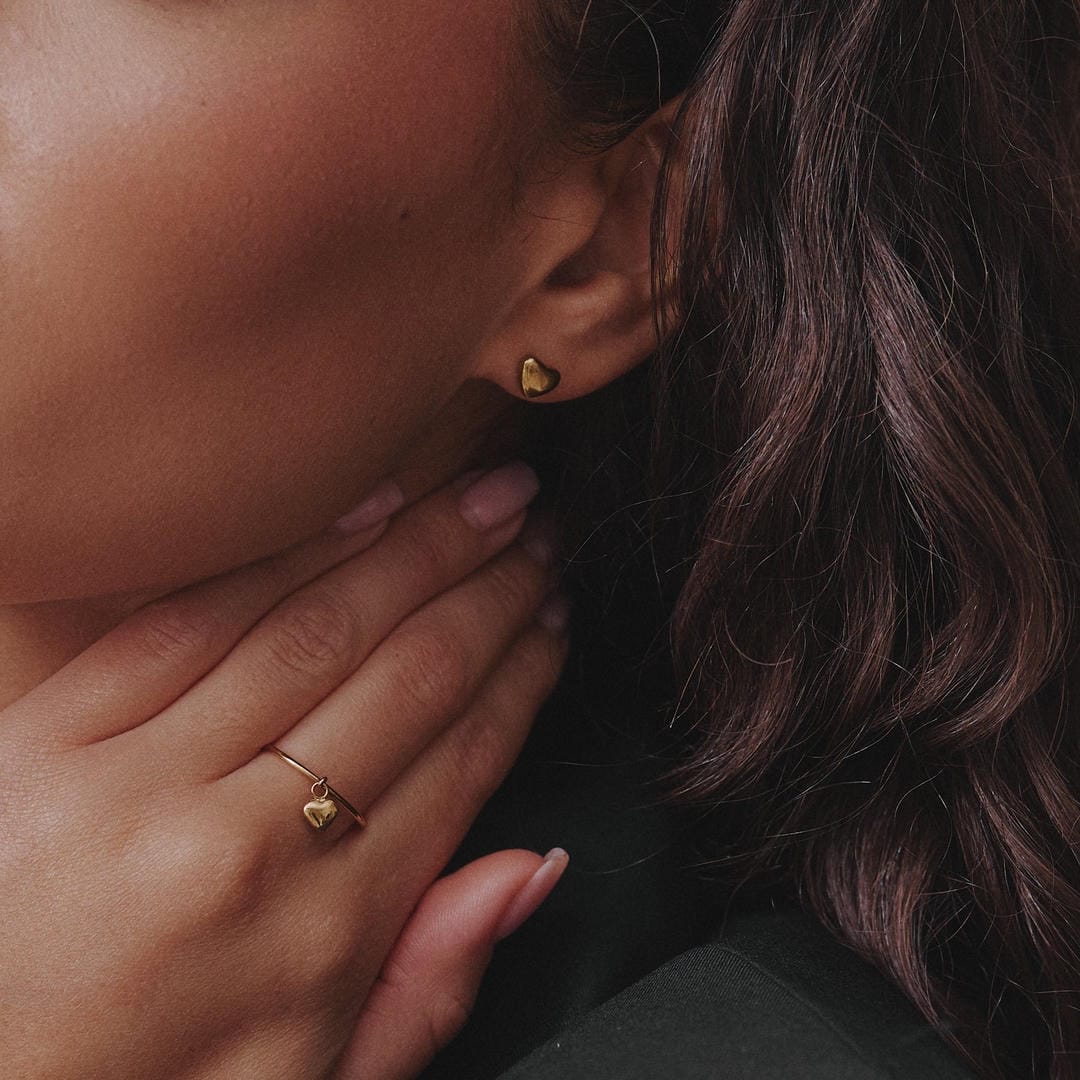 Pendientes mini corazón dorados con estilo – imagen 3
