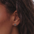Pendientes de plata con mini corazón con estilo – imagen 2