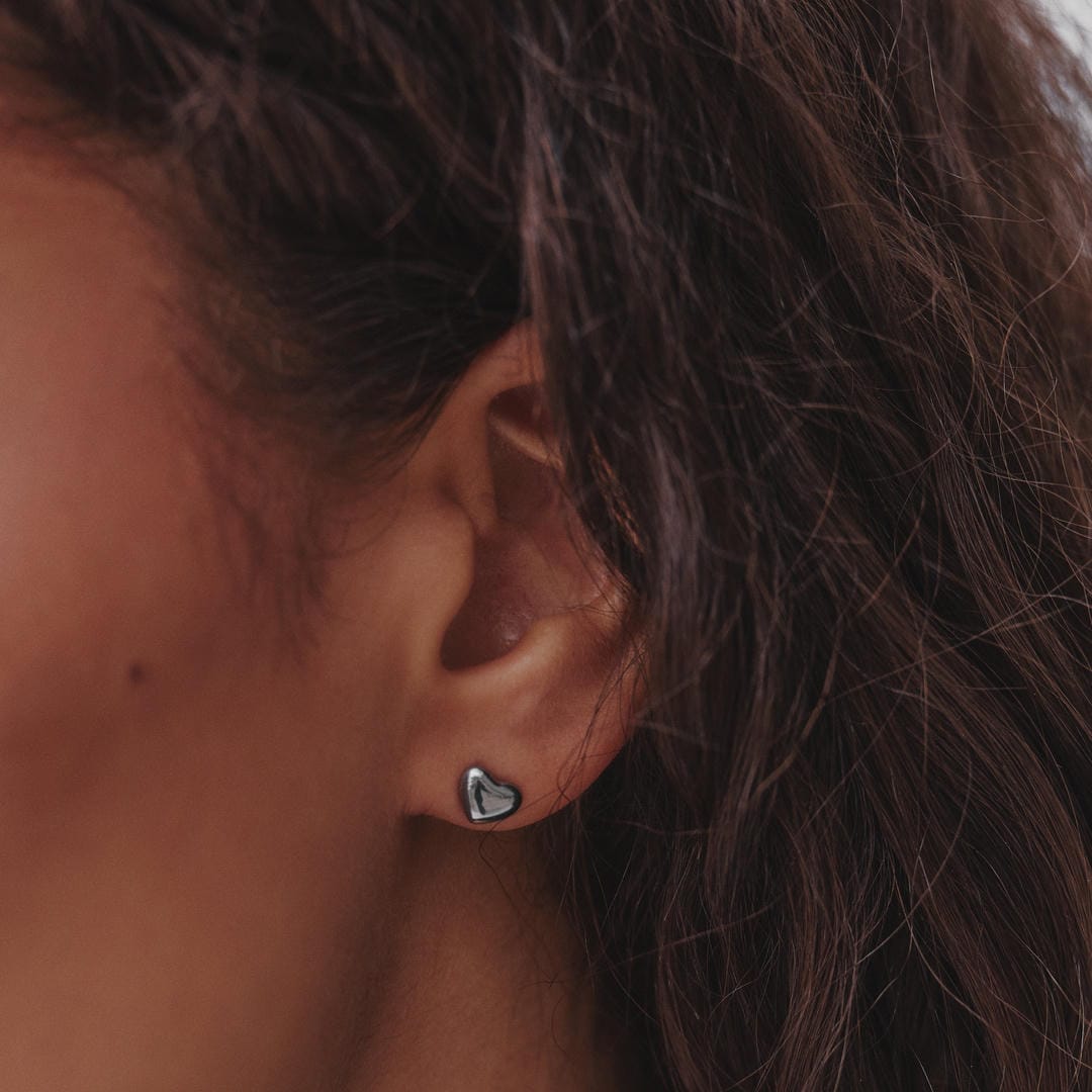 Pendientes de plata con mini corazón con estilo – imagen 2