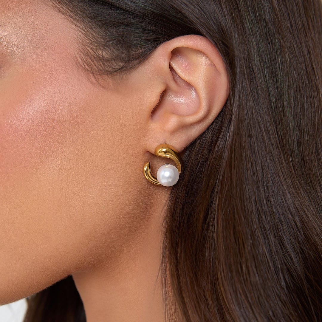 Pendientes elegantes de perla con remolino dorado – imagen 3