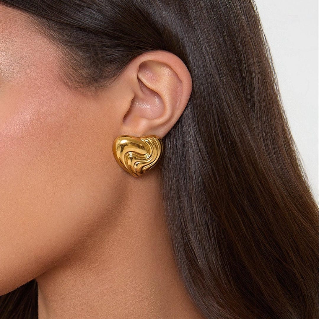 Pendientes de corazón acanalado en oro – imagen 2