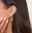 Pendientes elegantes ovalados abiertos curvados en dorado – imagen 3