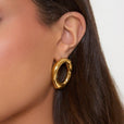 Pendientes elegantes ovalados abiertos curvados en dorado – imagen 4