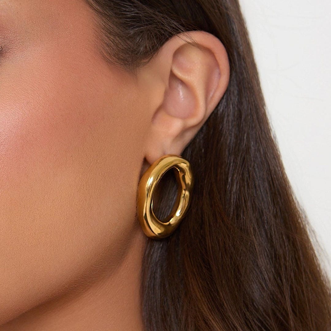 Pendientes elegantes ovalados abiertos curvados en dorado – imagen 4