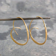Pendientes espiral dorados llamativos – imagen 2