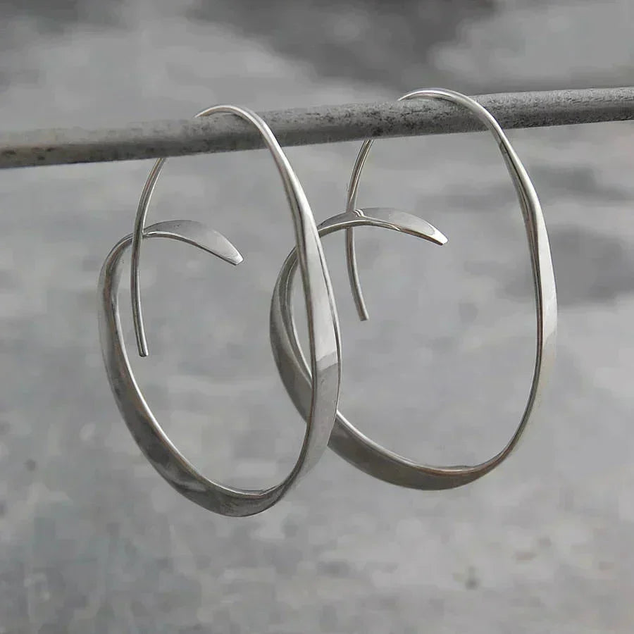 Pendientes espiral dorados llamativos