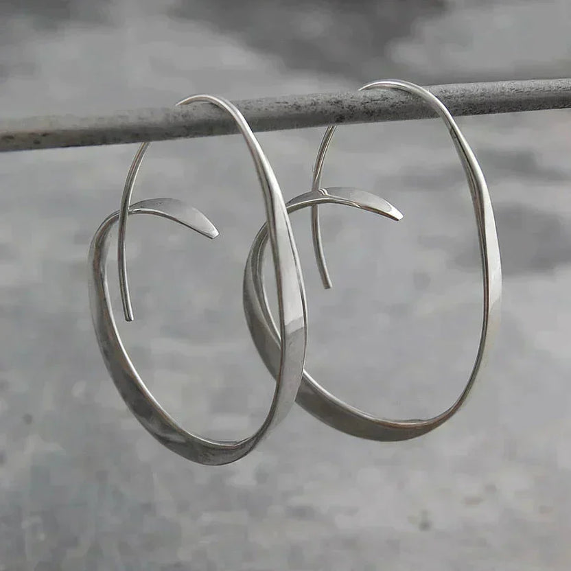 Pendientes espiral dorados llamativos