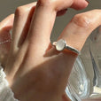 Anillo minimalista de plata con piedra de luna ovalada – imagen 2