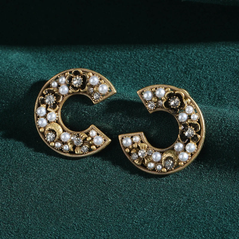 Pendientes estéticos de aro en C con perla floral – imagen 2