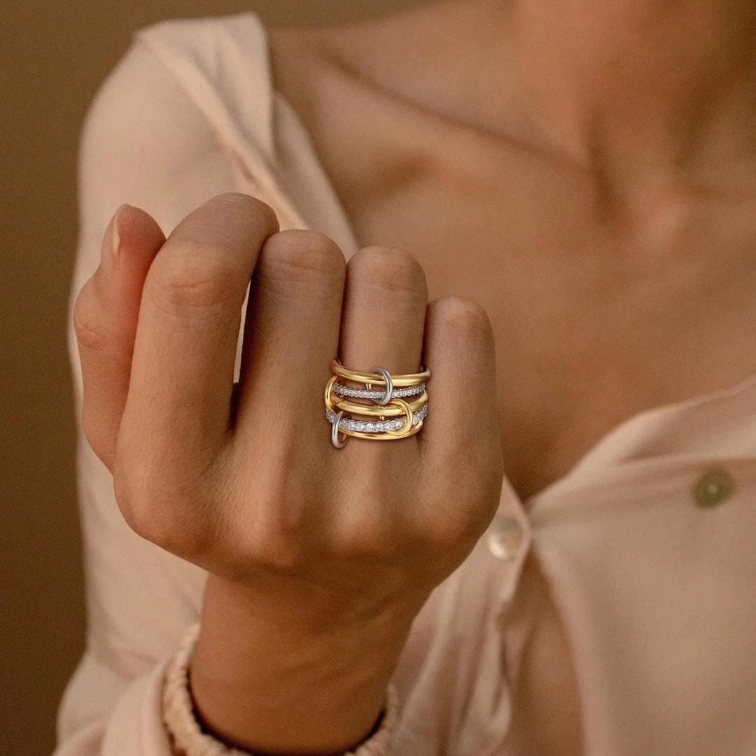 Anillo de oro con cristales apilados elegante – imagen 4