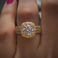 Anillo statement con halo pavé de talla cojín – imagen 4