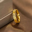 Anillo minimalista dorado de declaración