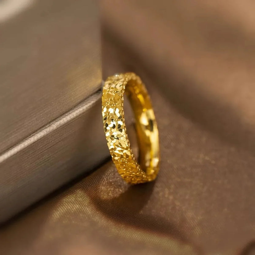Anillo minimalista dorado de declaración