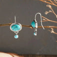 Pendientes minimalistas de flor plateada – imagen 2