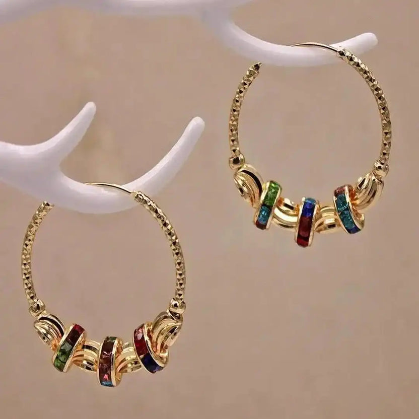 Pendientes de aro dorados con cristales clásicos