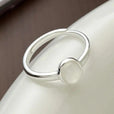 Anillo minimalista de plata con piedra de luna ovalada