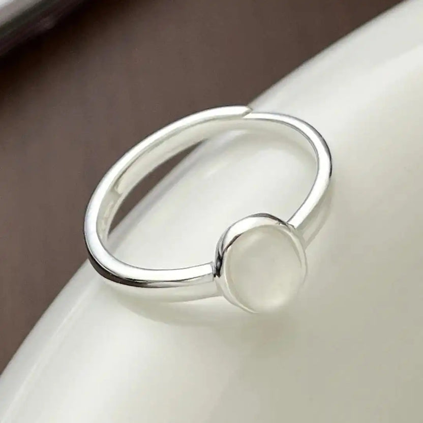 Anillo minimalista de plata con piedra de luna ovalada