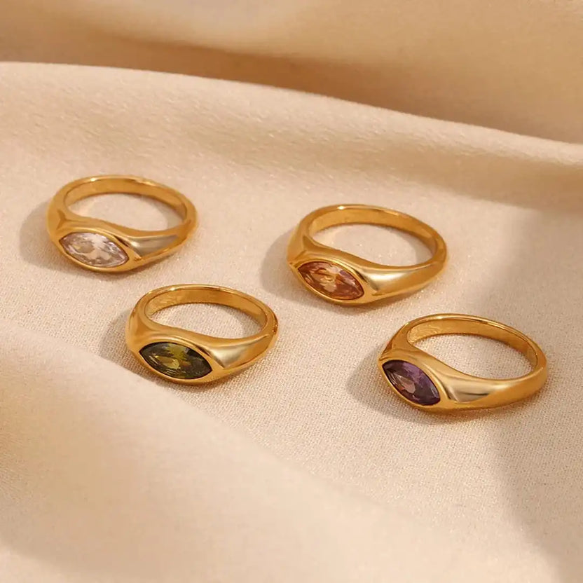 Anillo de sello dorado con piedra preciosa en forma de marquesa