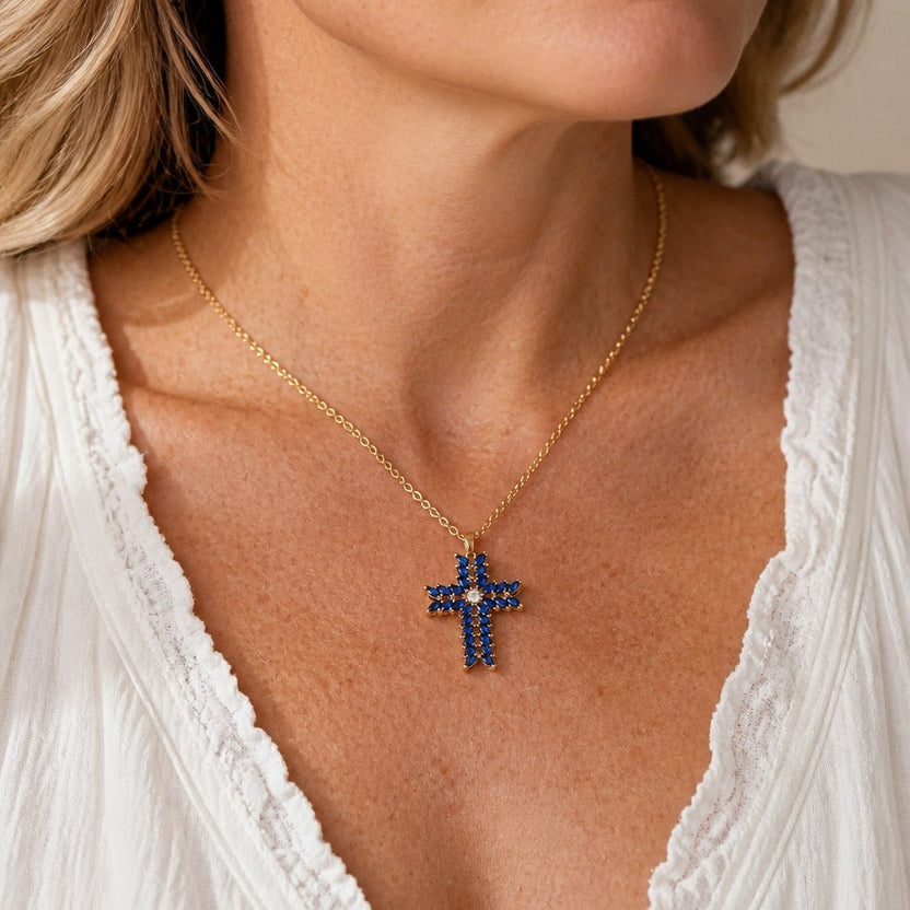 Collar con colgante de cruz zafiro