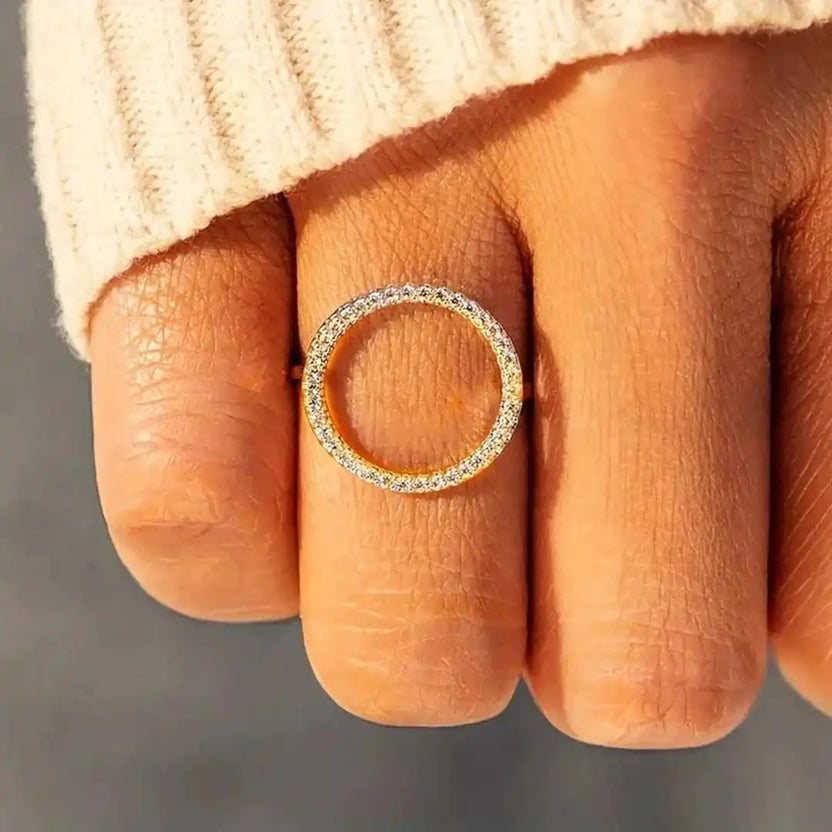 Anillo redondo de circonita cúbica en círculo