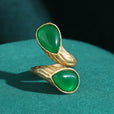 Anillo dorado con nudo de gota esculpido – imagen 3