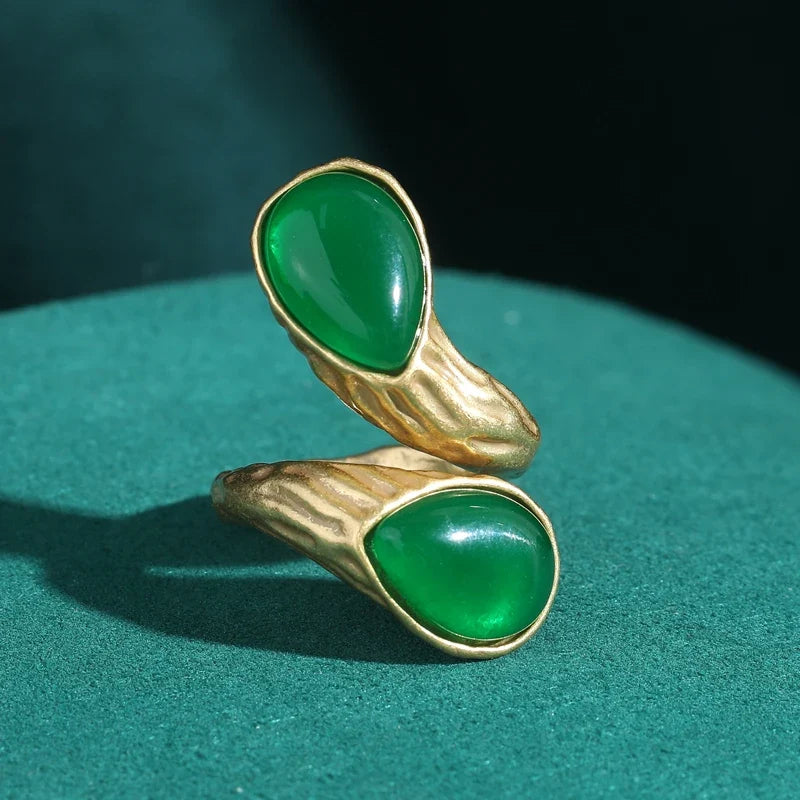 Anillo dorado con nudo de gota esculpido – imagen 3