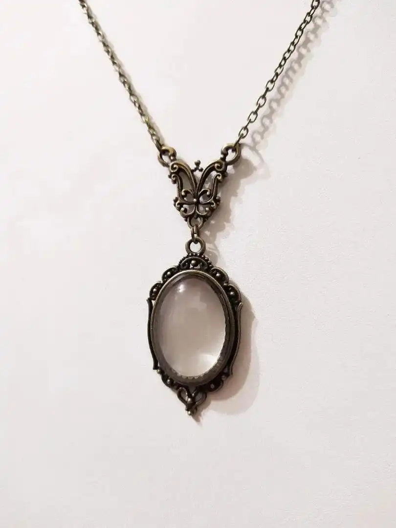 Collar antiguo con medallón ovalado de cristal