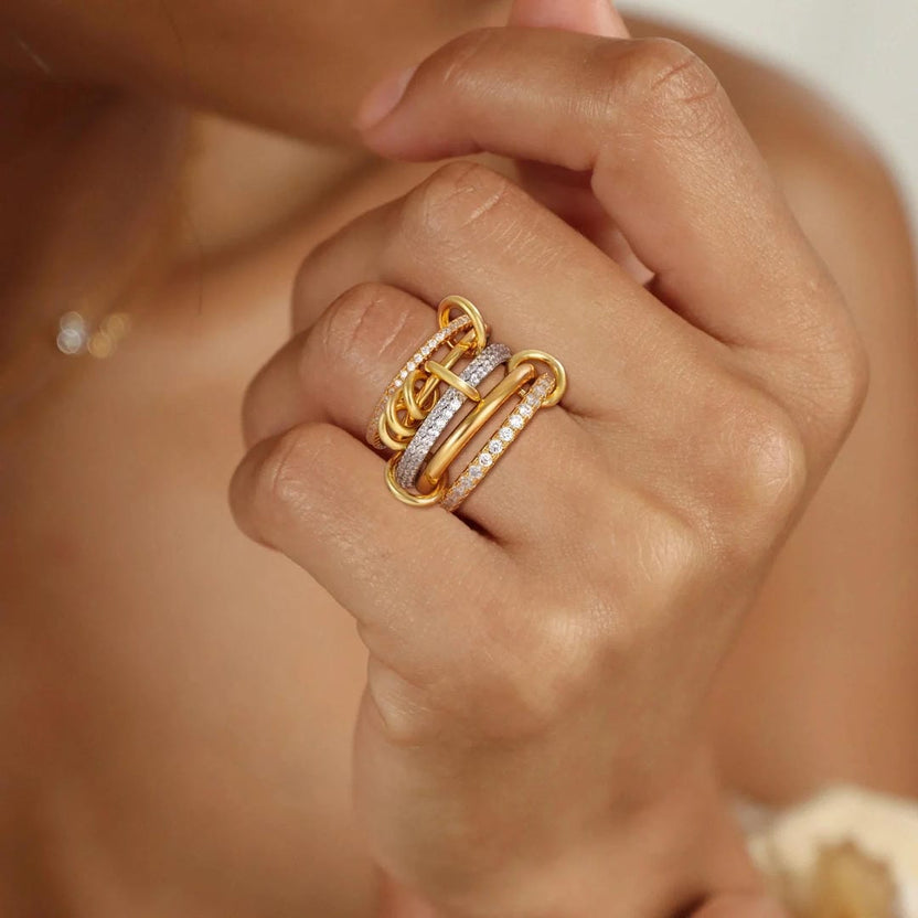 Elegante anillo de cristales apilados