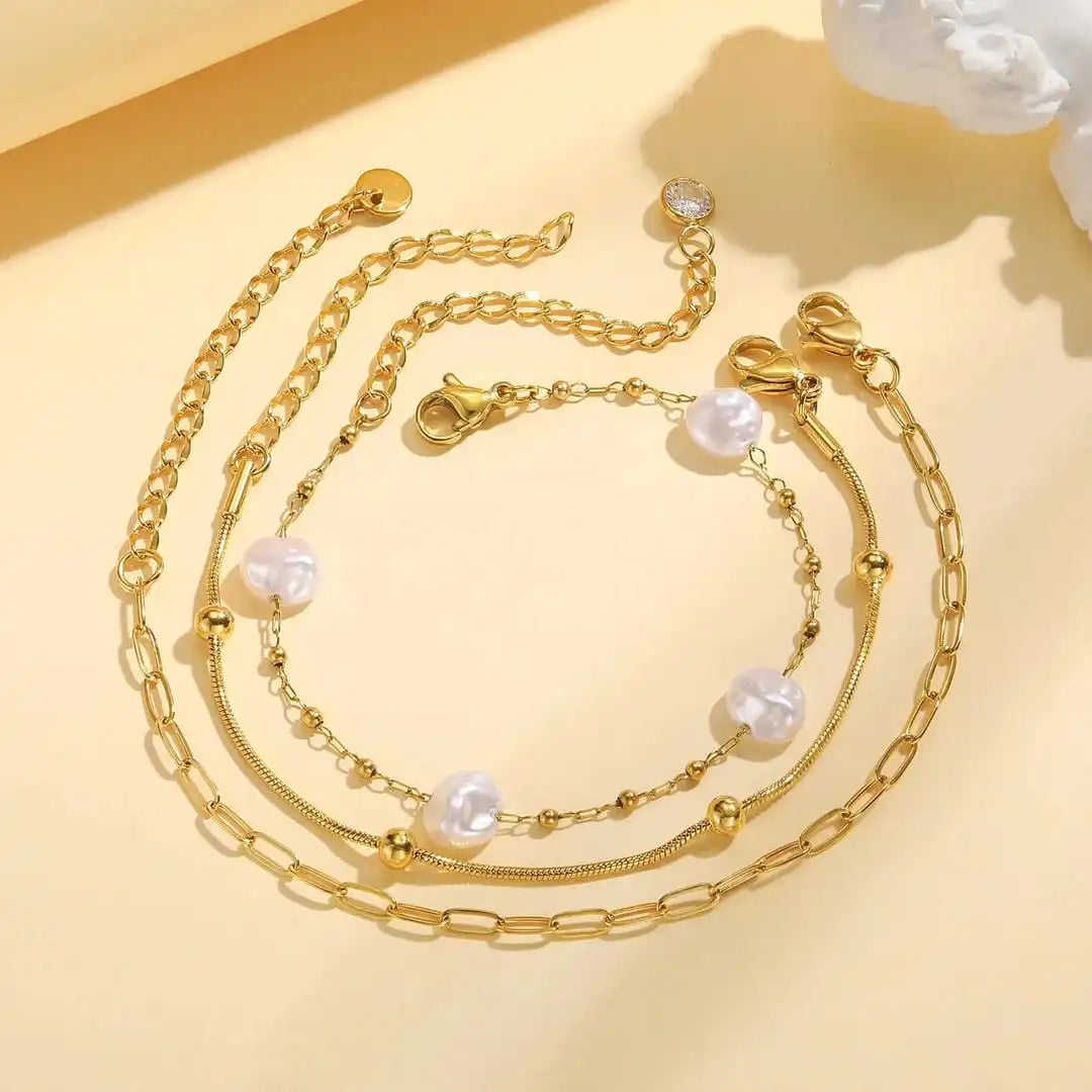 Set de pulseras apilables doradas con perlas – imagen 3
