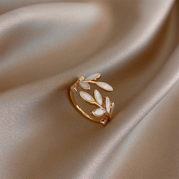 Anillo botánico de ópalo con hoja – imagen 2