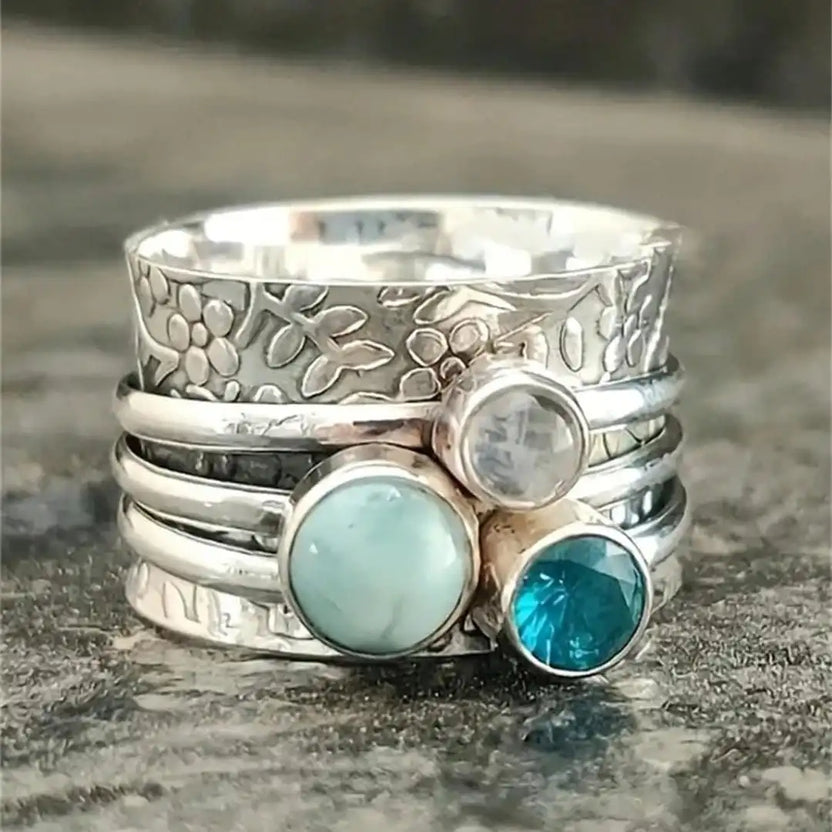 Anillo bohemio de plata con adornos