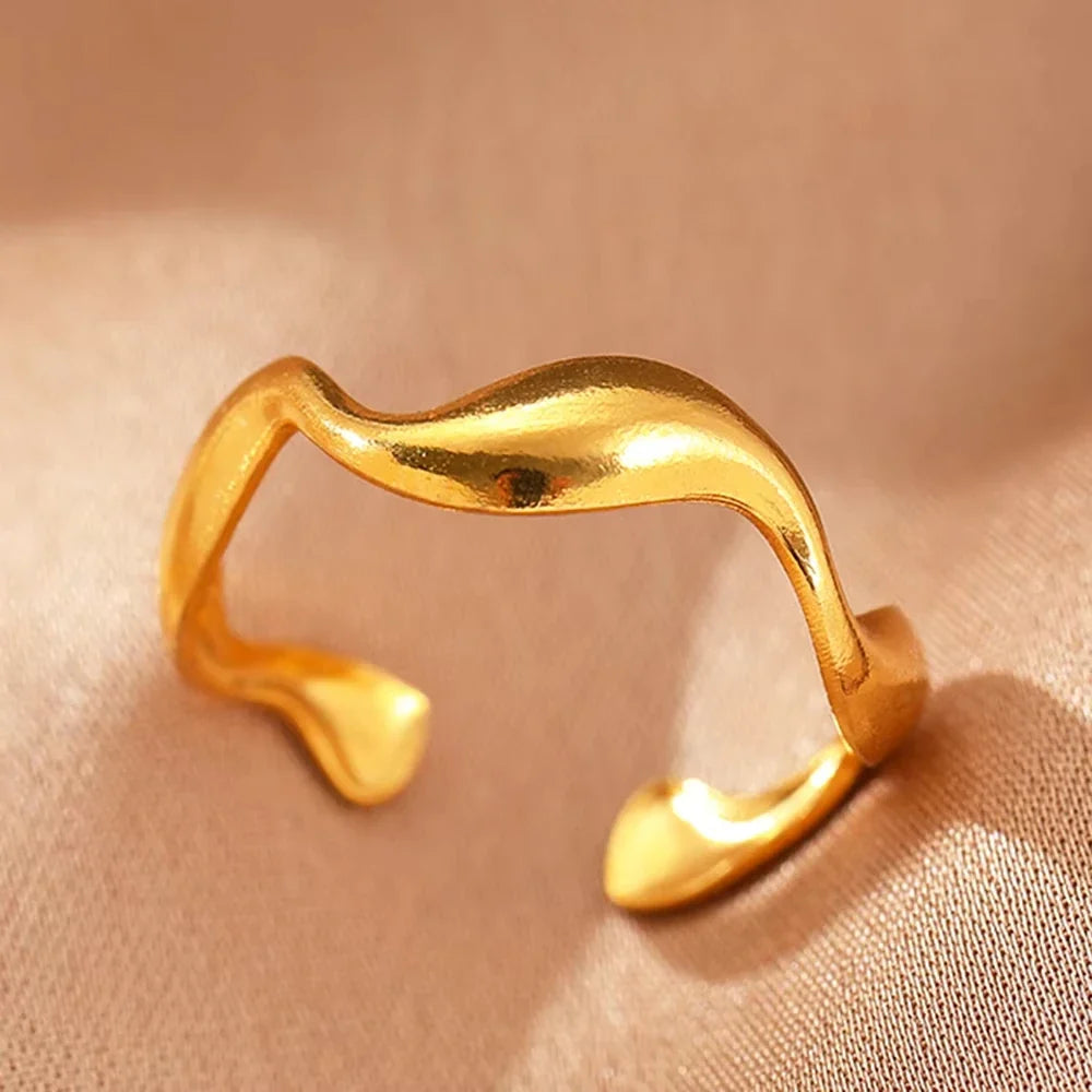 Anillo escultórico dorado llamativo