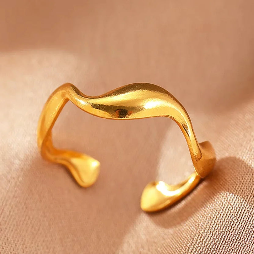 Anillo escultórico dorado llamativo