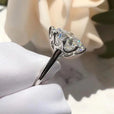 Anillo atemporal dorado de circonita cúbica – imagen 4