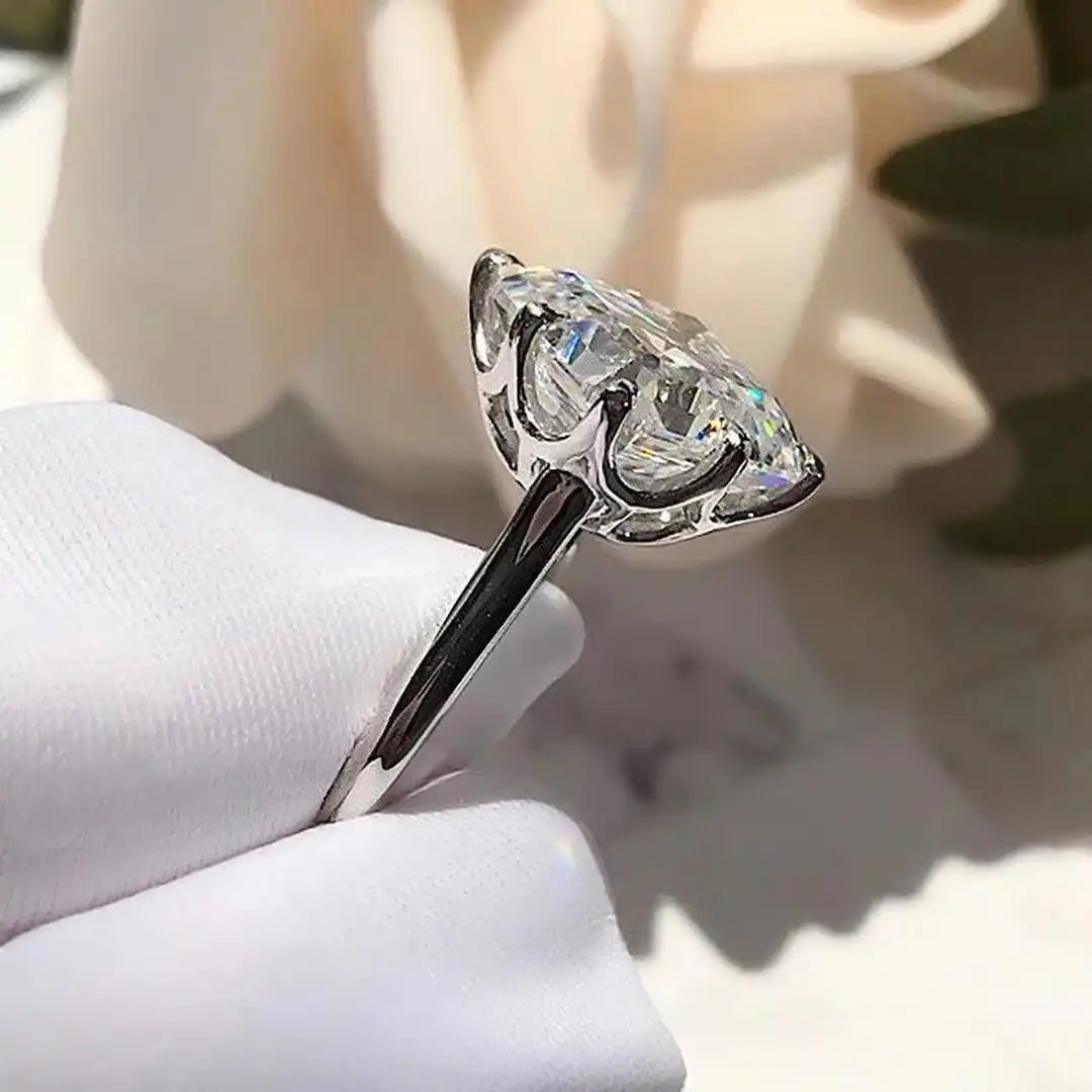 Anillo atemporal dorado de circonita cúbica – imagen 4
