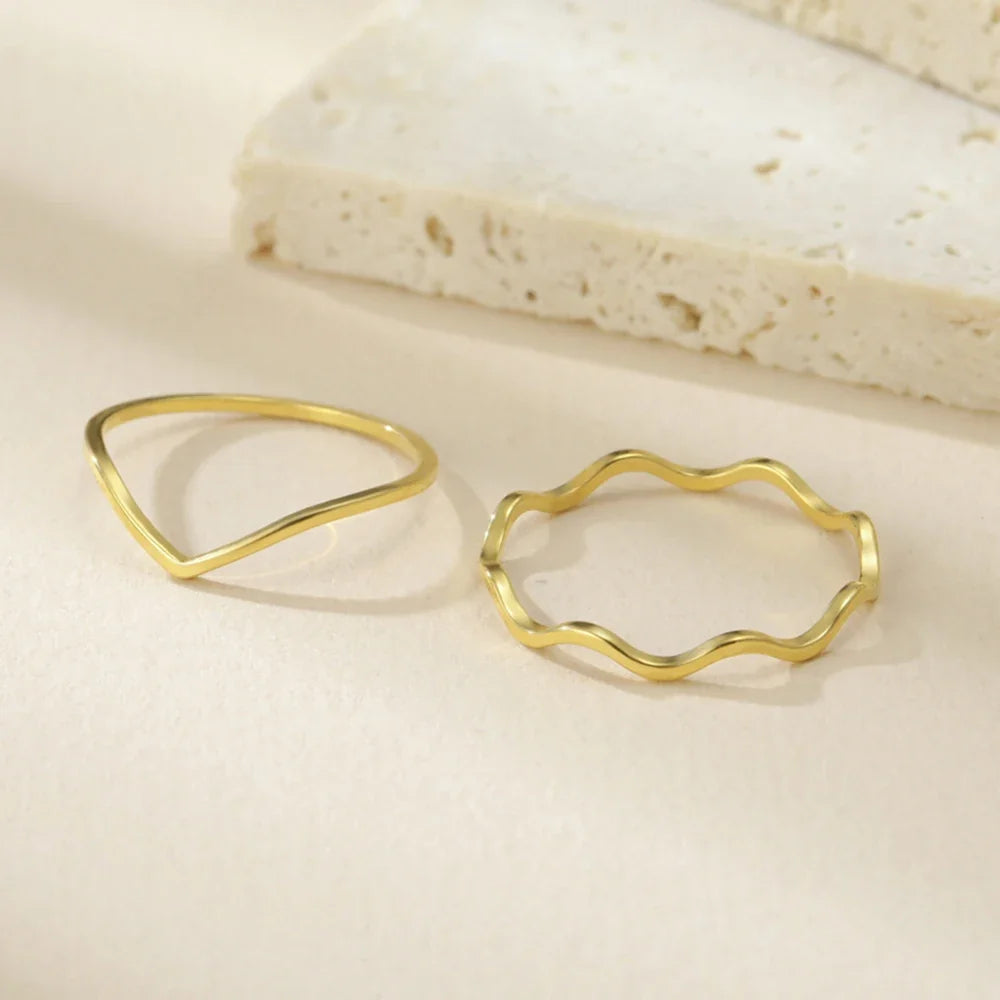 Anillos dorados apilables con ondas