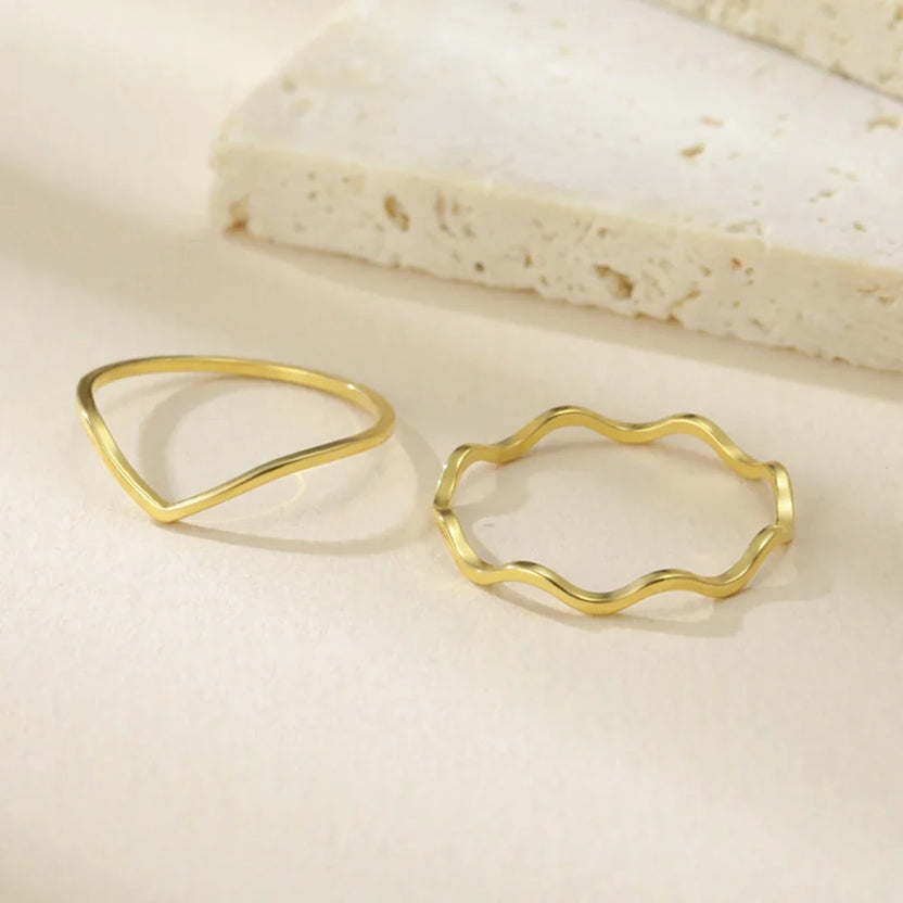 Anillos dorados apilables con ondas