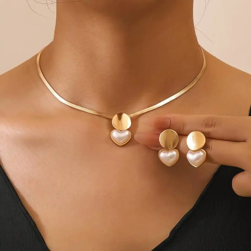 Set de collar y pendientes de corazón dorado vintage