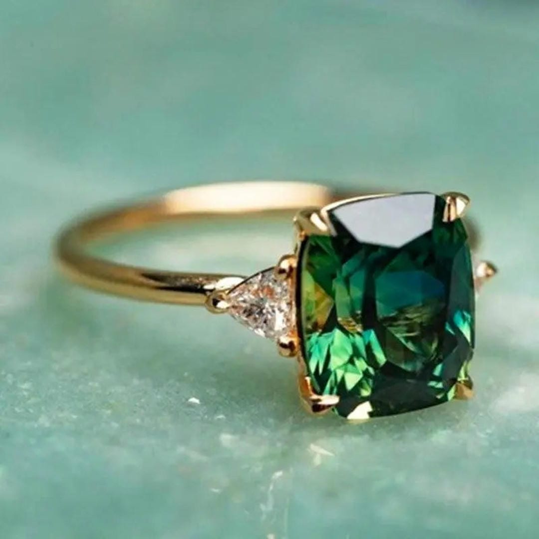 Anillo elegante de esmeralda talla cuadrada