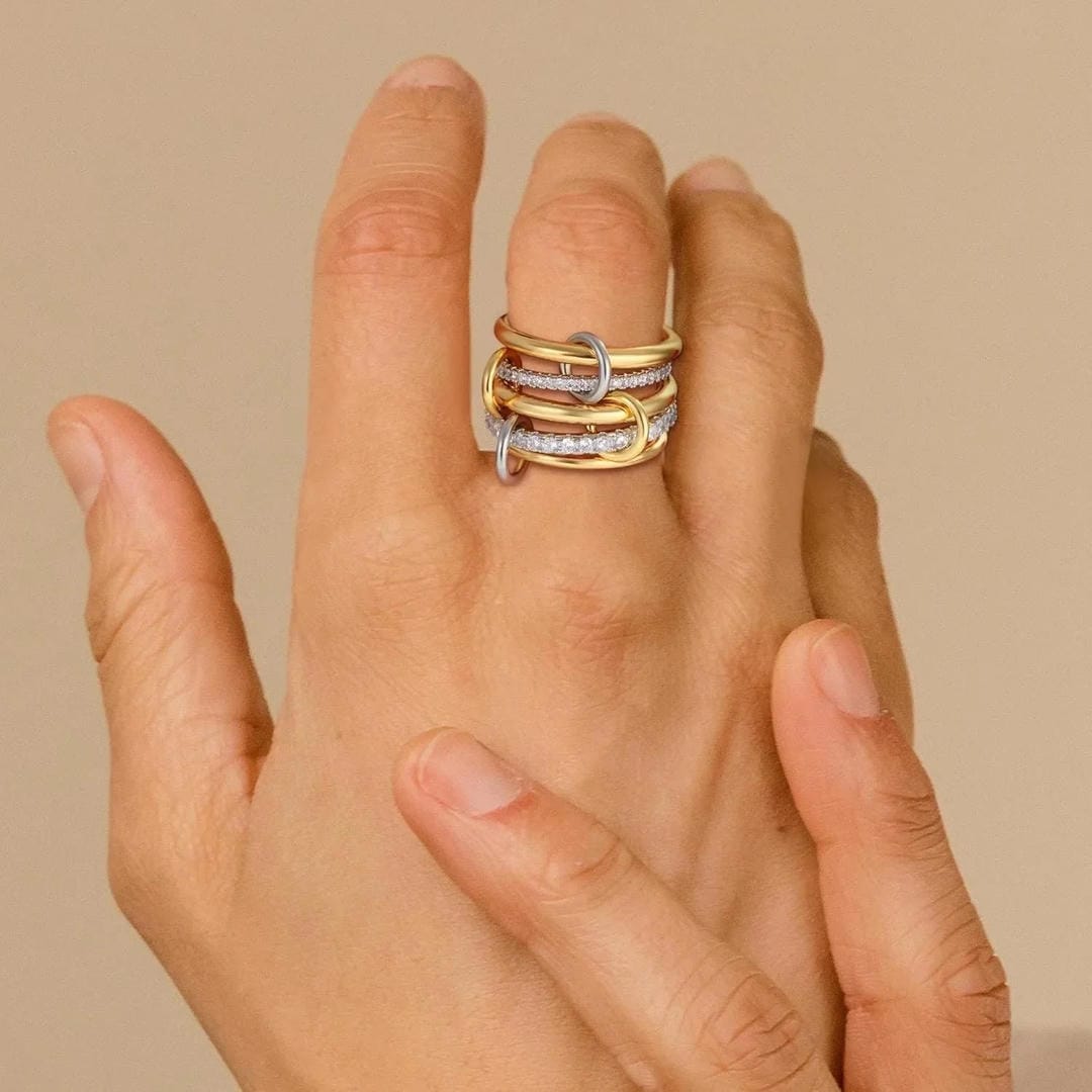Anillo de oro con cristales apilados elegante – imagen 3