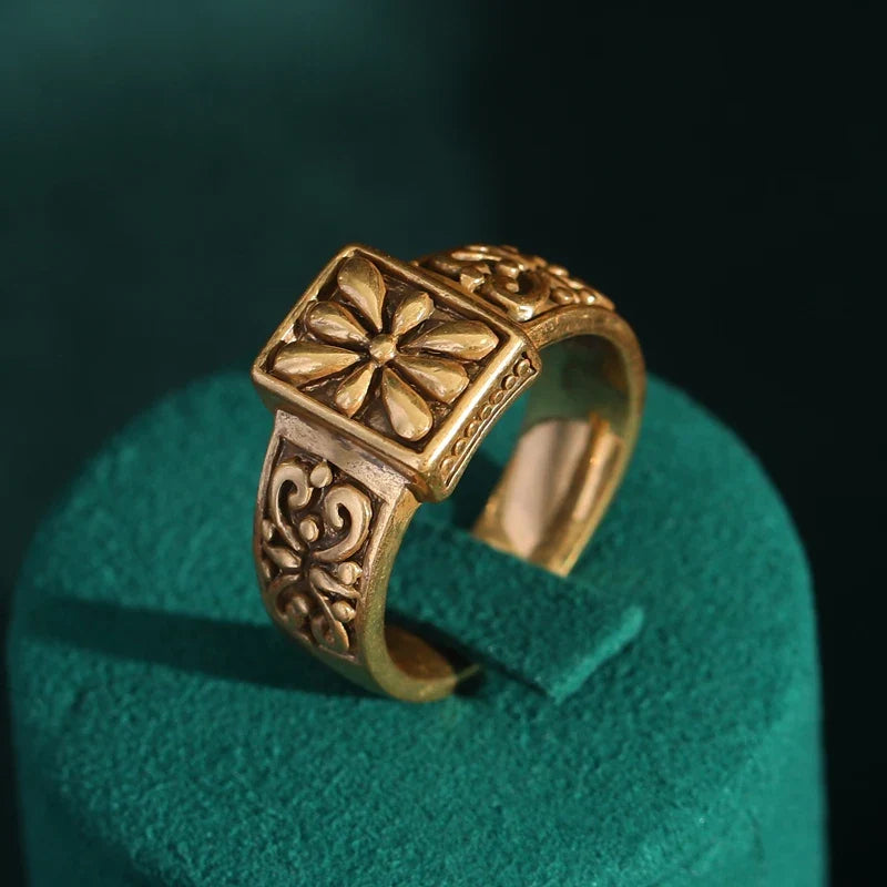 Anillo dorado de talla de flor cuadrada