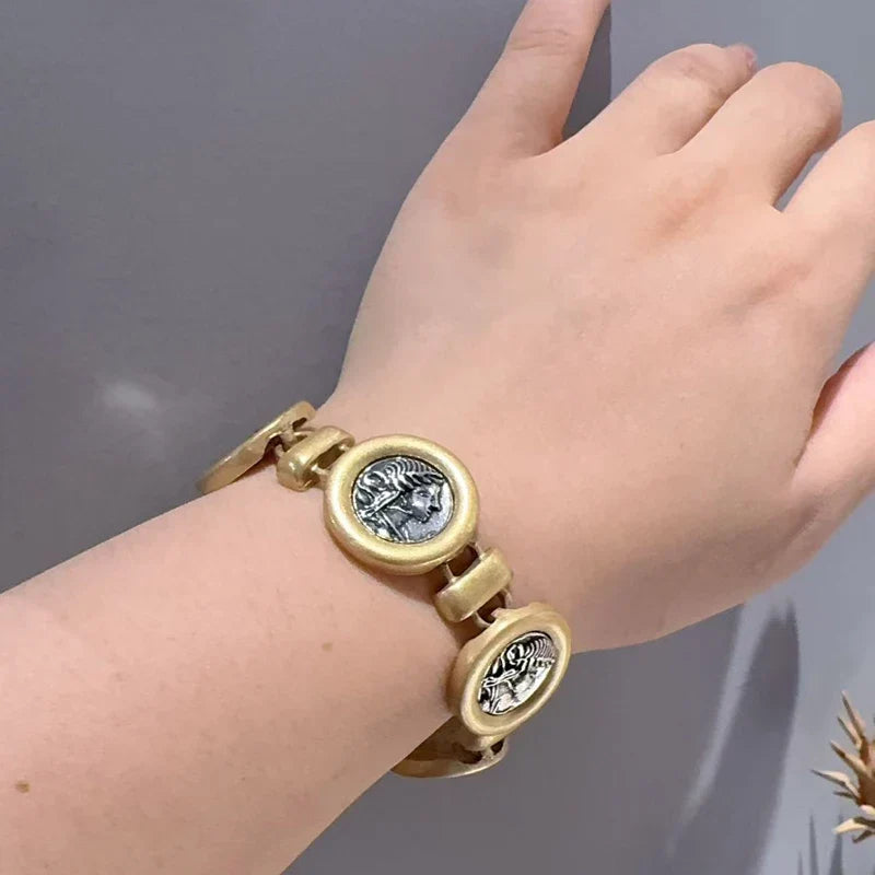 Pulsera de oro vintage antigua con retrato – imagen 4